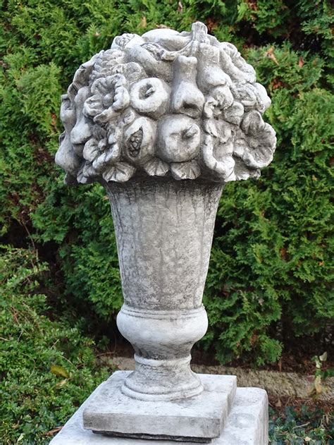 Früchtekorb - Pokal und Bekrönung aus Steinguss - die ... Gartenskulpturen aus stein , pflanzgefäße aus steinguss, gartenskulpturen aus stein: