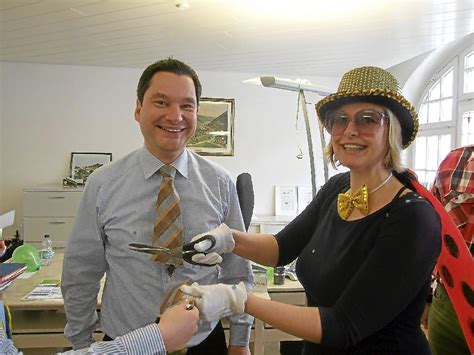 Krawatten abschneiden kann teuer werden. Bad Wildbad: Bettina Günthner schneidet dem Rathauschef ...