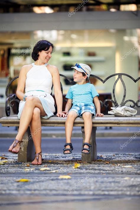 Retrato De La Madre Y El Hijo Sentado Al Aire Libre — Foto
