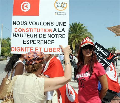 Femmes En Tunisie Une Constitution Ne Fait Pas Le Printemps