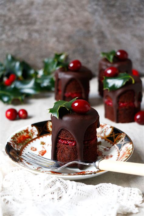 Here are 15 of our favorite desserts that would make a great end to your christmas or new years eve table. Individual Christmas Desserts : Easy Christmas Dessert ...
