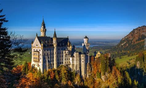 Zamek Neuschwanstein Położony Na Terenie Schwangau W Niemczech Jesienią