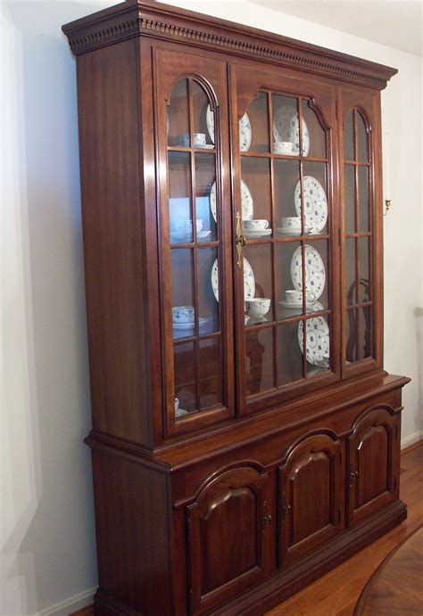 Thomasville Cherry Lighted China Cabinet And Hutch Ebth