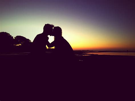 Silhouette Of Man And Woman Kissing During Sunset Hd Wallpaper Wallpaper Flare