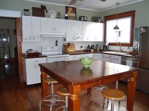 See more ideas about youngstown kitchen, retro kitchen, vintage kitchen. Kitchen remodel with Youngstown metal kitchen cabinets, hardwood floors and cabinet grade ...