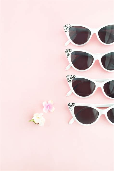 How to make sunglasses (origami style) step 1: DIY Floral SunglassesMaritza Lisa