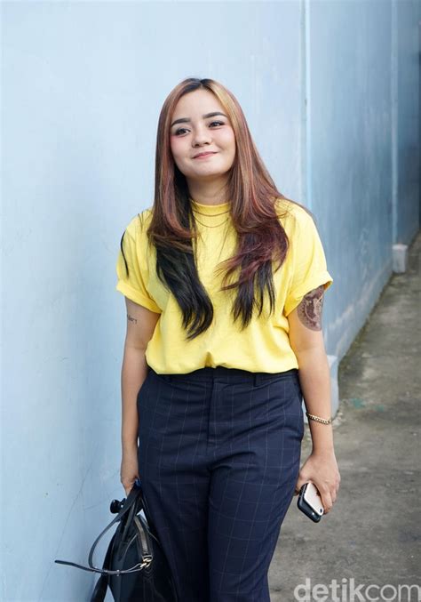 Sebelum sang suami meninggal dunia. Bantah Pindah Agama, Gita Sinaga Pamer Tato - Foto 2