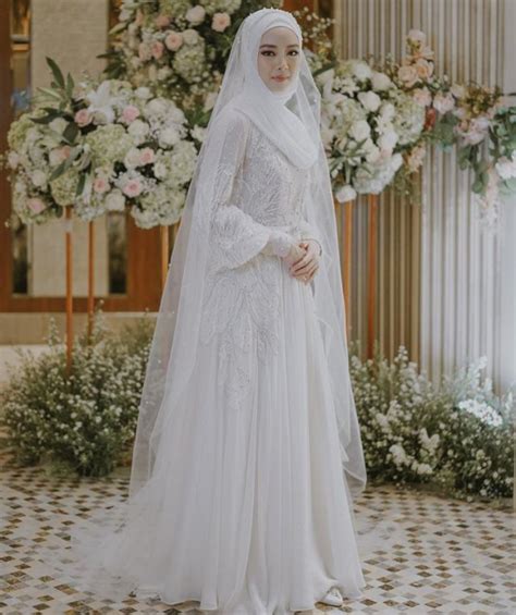 Maybe you would like to learn more about one of these? 5 Ide Desain Gaun Pengantin Islami Terbaik untuk Anda ...