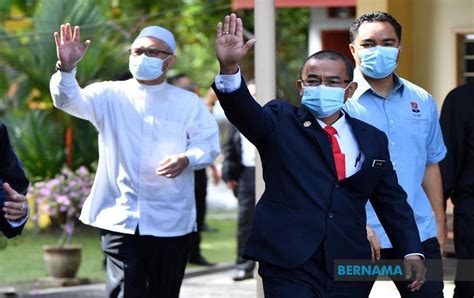 Katanya, usul yang tidak pernah dibuat sebelum ini adalah campur tangan cabang. BERNAMA - Langgar PKP : Timbalan Menteri Kesihatan, Exco ...