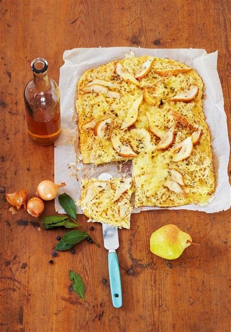 24 cm ø, boden mit backpapier belegt, rand gefettet und bemehlt. Kartoffel-Sauerkraut-Kuchen mit Birnen Rezept | EAT SMARTER