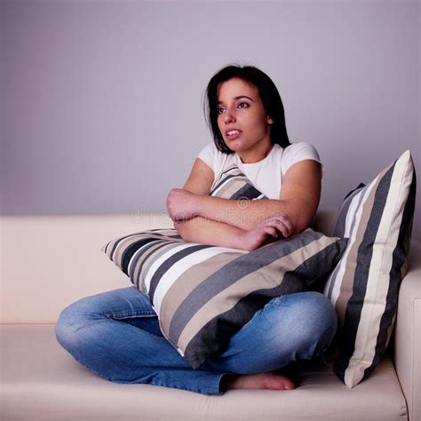 Schöne Junge Frau Auf Der Couch Fernsehend Stockfoto Bild Von Porträt Blau 14062264