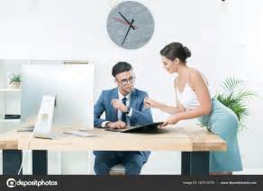 hübsche sekretärin im gespräch mit dem chef im büro — stockfoto © edzbarzhyvetsky 157013770