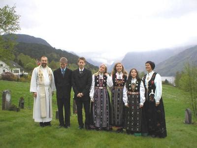 Anthony robert harrison ble utdannet skipsarkitekt ved marinebasen i rosyth, skottland, og kom til norge i 1977 som innleid konsulent for båtproduksjon i masfjorden. Konfirmantar i Masfjorden 2004 - vestafjells.no