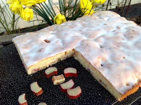 Milch, öl, mehl, zucker, backpulver, vanillinzucker, obst (hier aprikosen/mandarinen aus der dose), eier Ruck zuck Rhabarberkuchen | Rhabarberkuchen, Kuchen ...