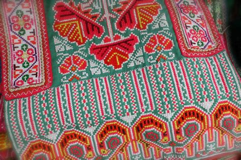 natalie-s-sketchbook-the-hmong-textile-market