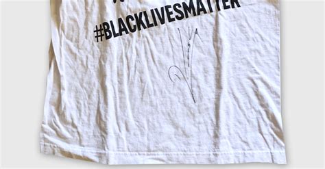 Beim torjubel präsentierte lewandowski unter seinem trikot ein shirt mit gerd müllers konterfei und dem schriftzug: Lewandowski, Müller und Neuer signieren #Blacklivesmatter ...