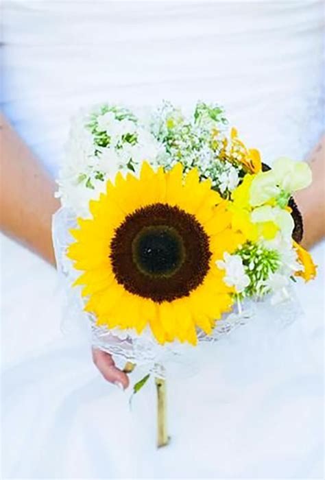 This allows you to wrap your bouquet in floral tape, starting at the top and traveling down the stem bunch. 30 Beautiful Single-Stem Wedding Bouquets | Sunflower ...