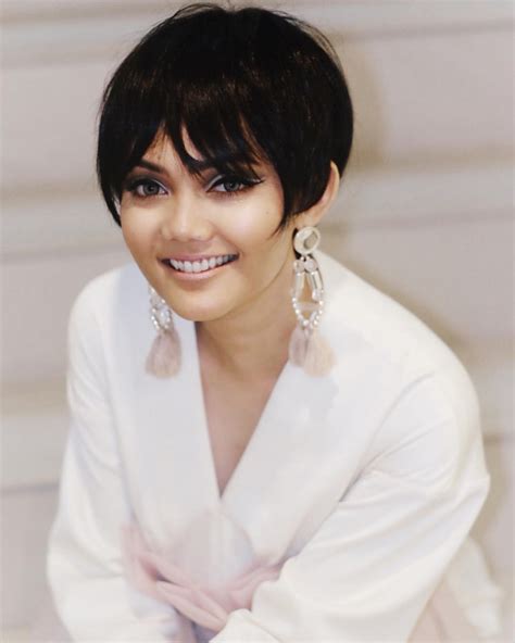 Rina nose, artis cantik yang memiliki nama lengkap nurina permata putri atau yang dulu dikenal dengan rina jurnal atau rina api, ada juga yang mengenalnya sebagai rina sinden, ia adalah artis. √ Biodata dan Profil Rina Nose - Arlina