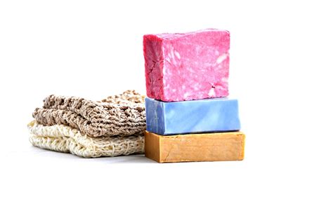 Pesiamo l'olio per avere la certezza che ci sia la quantità giusta (lt 1= gr 900) e lo mettiamo a riscaldare fino a raggiungere la temperatura di 50°, per questo ci aiuteremo con un termometro da cucina. Sapone fatto in casa: vantaggi e svantaggi