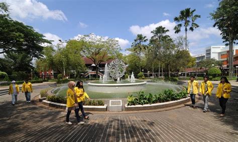 10 kampus hukum terfavorit di indonesia, pencetak alumni berprestasi · 1. 10 Universitas Terbaik di Indonesia - Cermati