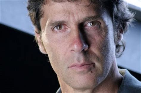 Luca barbarossa nasce il 15 aprile del 1961 a roma e inizia la carriera da musicista alternando nelle sue esibizioni i classici dei cantautori italiani e il repertorio folk statunitense. LUCA BARBAROSSA ...x...