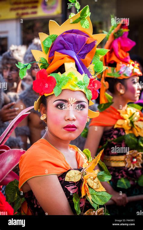 Beautiful Young Balinese Woman In Traditional Attire Stock Photo Alamy
