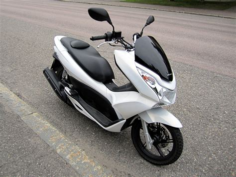 It comes with the excellent enhanced smart power (esp) engine with better fuel economy (133.pmpg) and a bit more power compared to the older model. Honda Pcx 125 İncelemesi | Altın Elbiseli Adam