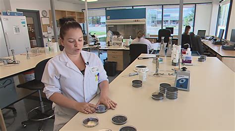 La légionellose est une maladie de gravité variable allant d'une atteinte fébrile bénigne à des les cas de légionellose sont souvent classés en fonction du type d'exposition (légionellose. Combattre la légionellose en laboratoire | Radio-Canada.ca