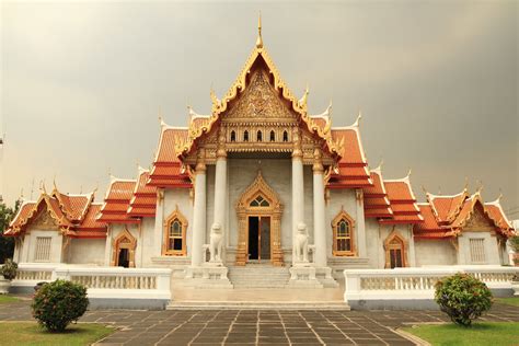 Bangkok travel guide es una aplicación viajes y local desarrollada por citymaps2go. El templo blanco de Benchamabophit, Bangkok : hacer viajes
