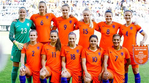 Er zouden nog zeven spelers af moeten vallen. Nederlandse voetbaldames verliezen oefenwedstrijd van Japan
