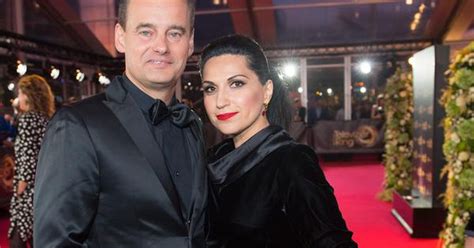 De vader van wilfred genee is aan een hartinfarct overleden omdat hij dacht dat zijn vrouw dood was nadat ze van de trap gevallen was afgelopen weekend. Wilfred Genee trouwt 'opnieuw' | Entertainment | Telegraaf.nl