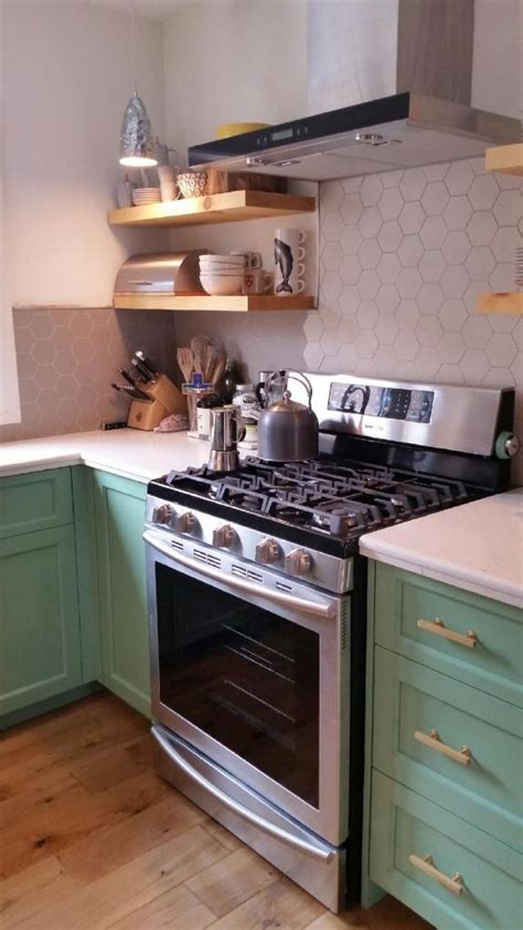 Hvi du leter etter en morom grønn lakkfarge, bør du vurdere hagreen. Custom painted maple cabinetry. Paint colour- Sherwin ...