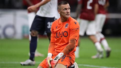 Serie A, Bologna: Skorupski va ko. Frattura al dito per il ...
