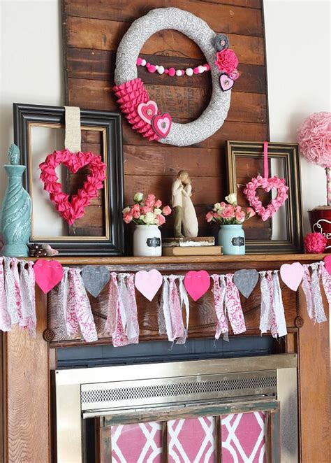 Made on sealed pvc/vinyl and with a meshed bow. 20 Gorgeous Valentine's Day Mantel Decorations | HomeMydesign