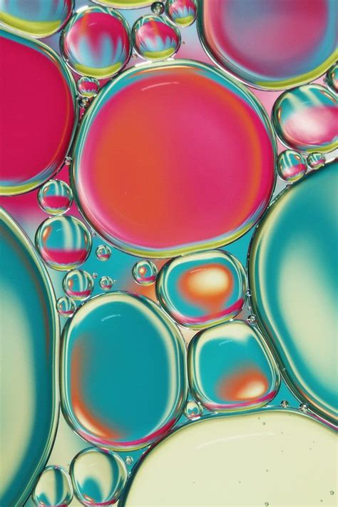 An Image Of Oil And Water Drops In The Color Blue Pink Yellow And Green