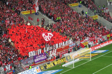 Mit der eintrittskarte könnt ihr mit den öffentlichen verkehrsmitteln anreisen. Datei:Coface-Arena - Lotto-Rheinland-Pfalz-Tribüne.jpg ...