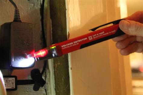 If so, how does it work? Milwaukee 10-1000V Dual Range Voltage Detector 2203-20 - A ...