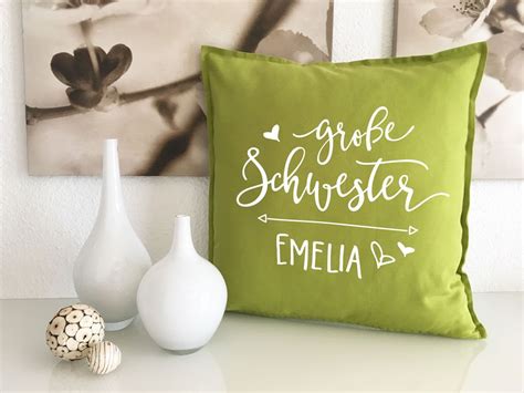 Ein weißes sofa (ikea ektorp) und ein teures, schickes, graues sofa sind die basis. Große Schwester Kissen mit Name originelle Geschenkidee ...