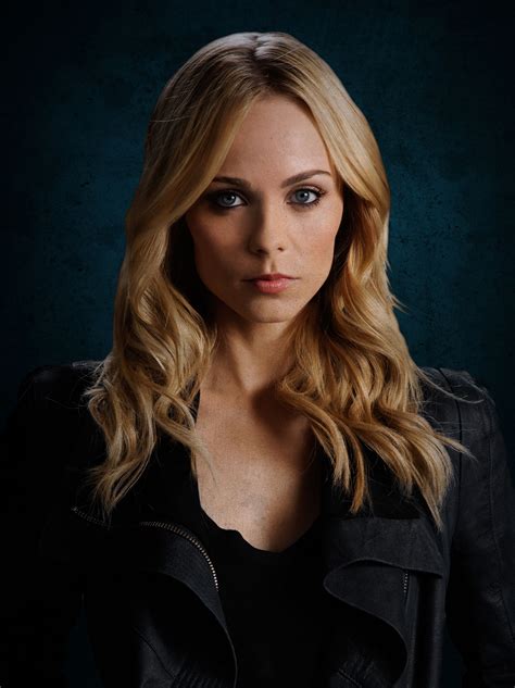 Novel lara cintaku ini bercerita romantis yang di tulis sama khody didi dimana seseorang yang saling jatuh cinta harus merasakan lara karena perceraian yang membuat rumah tangga mereka berpisah. Laura Vandervoort (Elena Michaels) - Cast | Bitten | SYFY
