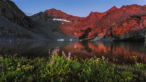 Jezioro Birch Lake I Góry Sierra Nevada W Kalifornii