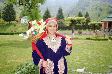 Traditional Kashmiri Clothes Kashmir Kashmir Bride Photoshoot