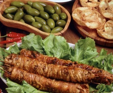 Apulia in latino, iapyghia, ἰαπυγία in greco antico, pùgghie, puie o puje in pugliese, puja in salentino, pulia in arbëreshë e poulye in francoprovenzale) è una regione italiana a statuto ordinario dell'italia meridionale di 3 915 520 abitanti, con capoluogo bari. Pin su Carne