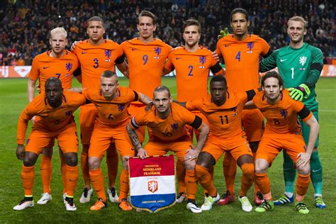 Laat zien dat jij het nederlands elftal support met het nederlands elftal thuisshirt. Oranje daalt weer op FIFA-ranking, Argentinië nieuwe ...