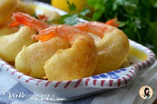 Gamberi fritti in pastella.proposta per un antipasto,un secondo o un fonger food.montare a neve gli albumi ed incorporarli.ricetta passo passo. GAMBERI FRITTI IN PASTELLA ricetta antipasto o secondo piatto
