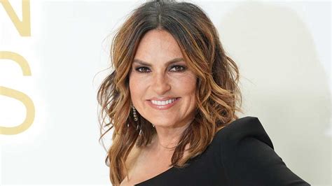 Law And Order Svus Mariska Hargitay Displays Hourglass Curves In Skintight Gown With A Twist