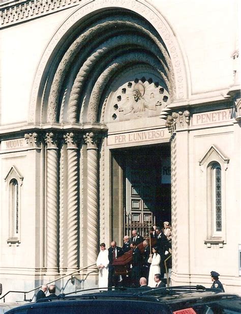 Elke dag worden duizenden nieuwe afbeeldingen van hoge kwaliteit toegevoegd. San Francisco, March, 1999, Saints Peter and Paul Church ...