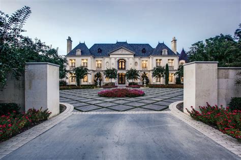 White Mansion With Beautiful Courtyard Luxury Homes Dream Houses