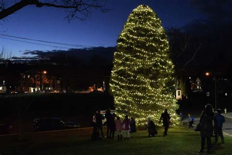O Christmas Tree Lighting Fete Brightens Holiday Spirits Westport News