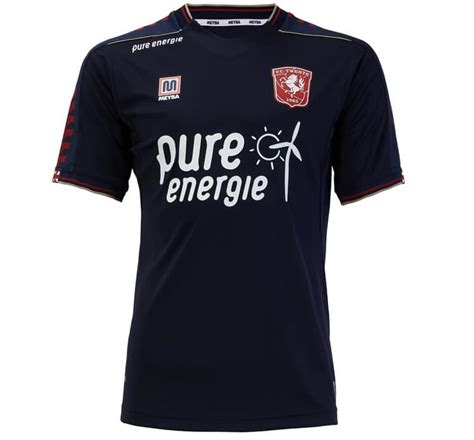 Fc twente, que regresa a la eridivisie tras un año en segunda, presentó su nuevo uniforme local con una marca propia llamada kicks21, que reemplaza a sondico como su sponsor técnico. FC Twente 2020-21 Meyba Kits | The Kitman