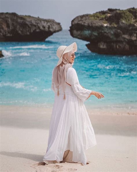 5 Ide Outfit Hijab Buat Liburan ke Pantai ala Selebgram. Nyaman dan